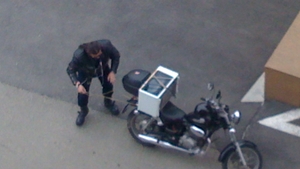 Pe asta n-ai mai vazut-o sigur! Uite cum se chinuieste un bucurestean sa plimbe un cuptor cu microunde pe chopper!