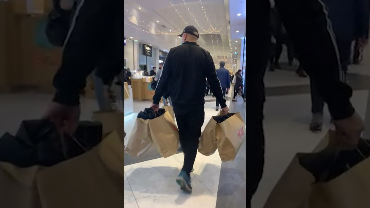 Damian Drăghici, în “febra” shopping-ului de sărbători. Partenera de viață i-a fost tot timpul alături | FOTO + VIDEO