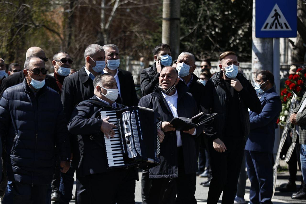 Membrii cortegiului funerar au respectat pe tot parcursul regulile sanitare, date de autorități (foto CANCAN)