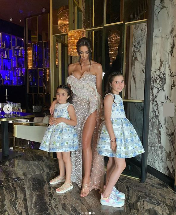 Raluca Pastramă, cu sânul drept pe afară la botezul nepotului ei. Cum a reacționat Pepe la ținuta spectaculoasă a fostei sale soții. FOTO