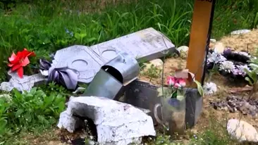 Morminte vandalizate într-un cimitir din Dâmboviţa. Două surori în stare de șoc: “Crucea lui tata a fost aruncată si a mamei, ruptă” | FOTO