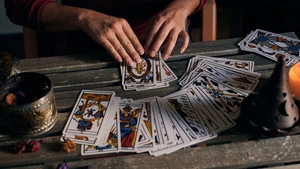 Cartea de Tarot de azi, 7 aprilie 2026. Hierofantul arde: ce secret îți dezvăluie universul în funcție de zodia ta