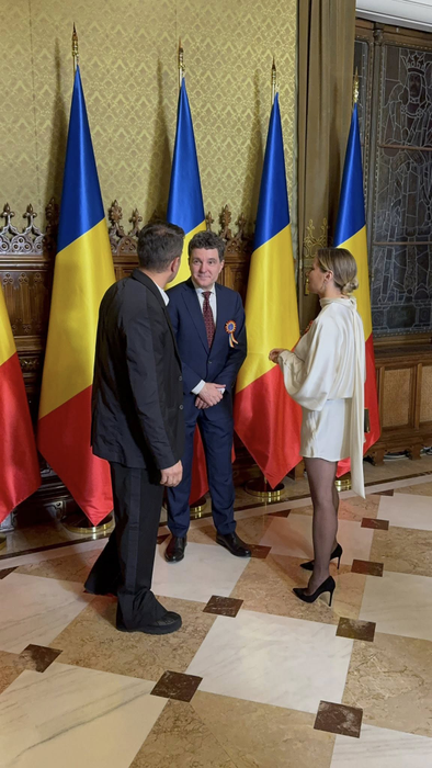 Vedeta care a furat privirile la Cotroceni, de 1 Decembrie. S-a pozat cu președintele, dar toată lumea era atentă la … picioarele ei!