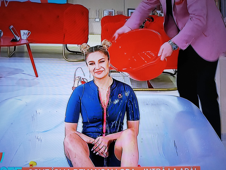 Lora a promis că se dezbracă în costum de baie, a făcut-o, dar l-a păcălit, totuși, pe Cove