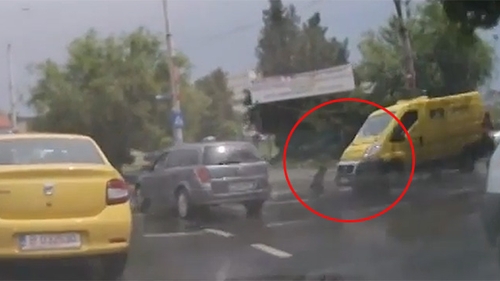 VIDEO Imagini socante in Capitala! Momentul in care soferul unei dubite loveste in plin un copil pe trecerea de pietoni