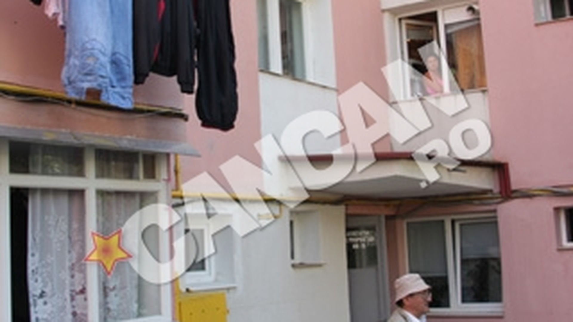 Poza care i-ar impresiona si pe cei mai duri dintre noi! Copiii raniti in accidentul din Franta, asteptati cu felicitari, baloane sI lacrimi in ochi de prietenii lor de joaca din Suceava