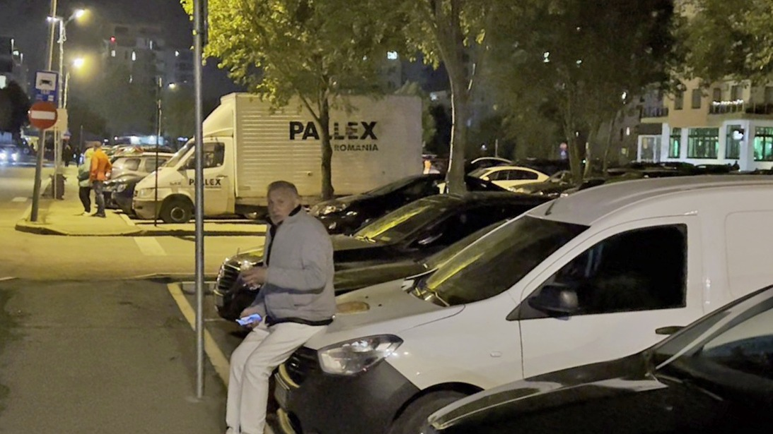 Ilie Năstase se așează pe o mașină pentru a-și trage sufletul (Foto: CANCAN.RO)