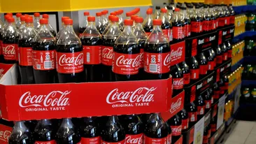 Bei Coca Cola în fiecare zi? Iată pericolele uriașe la care te expui