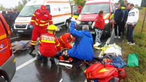 Accident teribil pe DN 2. Patru maşini implicate, un mort şi 14 răniţi. Patru persoane sunt încarcerate