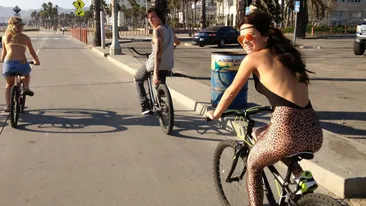 Coana Inna biciclista, mai mulata ca niciodata! Uite ce fund mare are pe bicicleta intr-o pereche de colanti cu imprimeu de leopard!