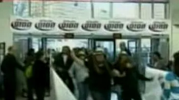 VIDEO Mirese nebune: se calca in picioare la reduceri!