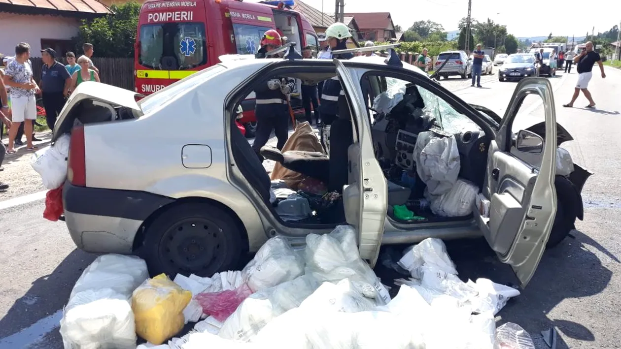 Accident grav în Argeș, la Valea Ursului. Două mașini s-au ciocnit violent, un șofer a rămas încarcerat. Traficul este blocat pe E 81
