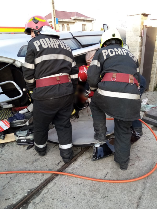 Grav accident de circulație în Suceava. O mașină a intrat într-un cap de pod, iar o persoană a decedat