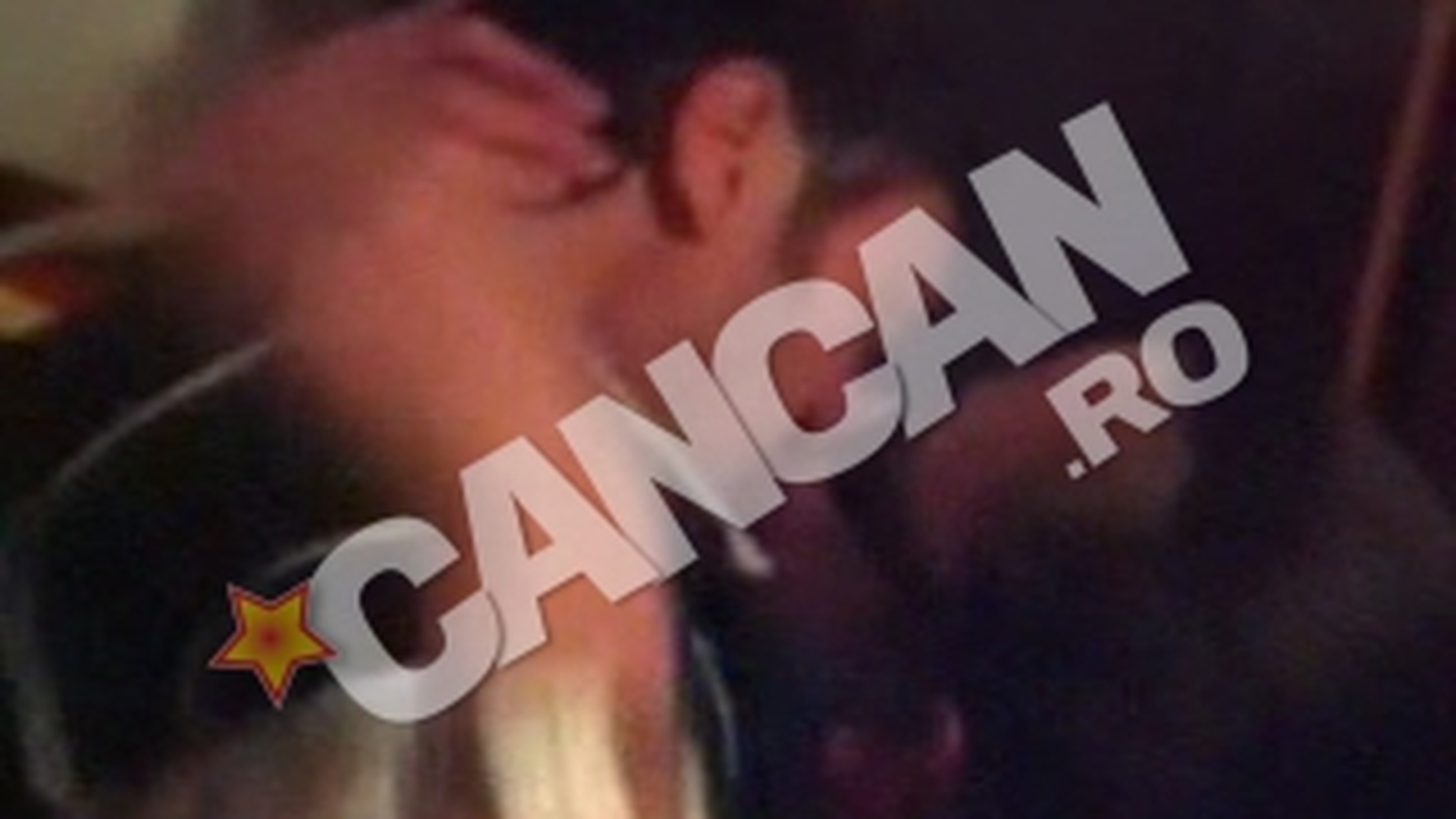 VIDEO FABULOS! Botezatu a sarutat ca un nebun o concurenta de la "Burlacul"! Vezi cat de incitant a fost momentul celor doi!