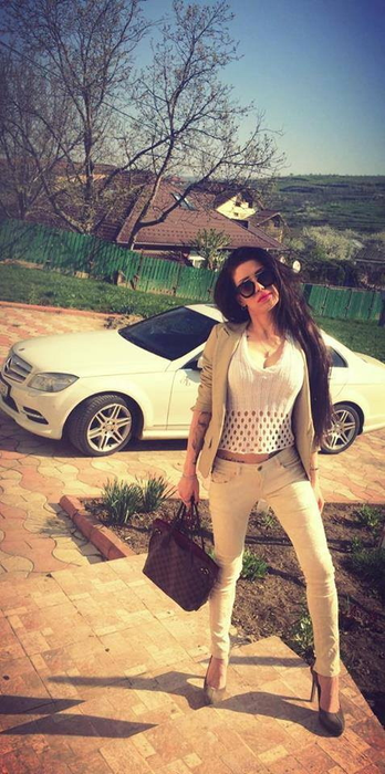 Poliţiştii din Iaşi au oprit aseară un Mercedes alb! La volan se afla o brunetă! Când a dat jos geamul, oamenii legii au avut parte de un şoc