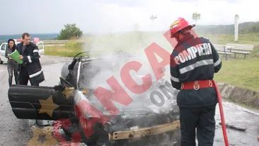 Un Chrysler cabrio s-a facut scrum in fata manastirii de la Soceni