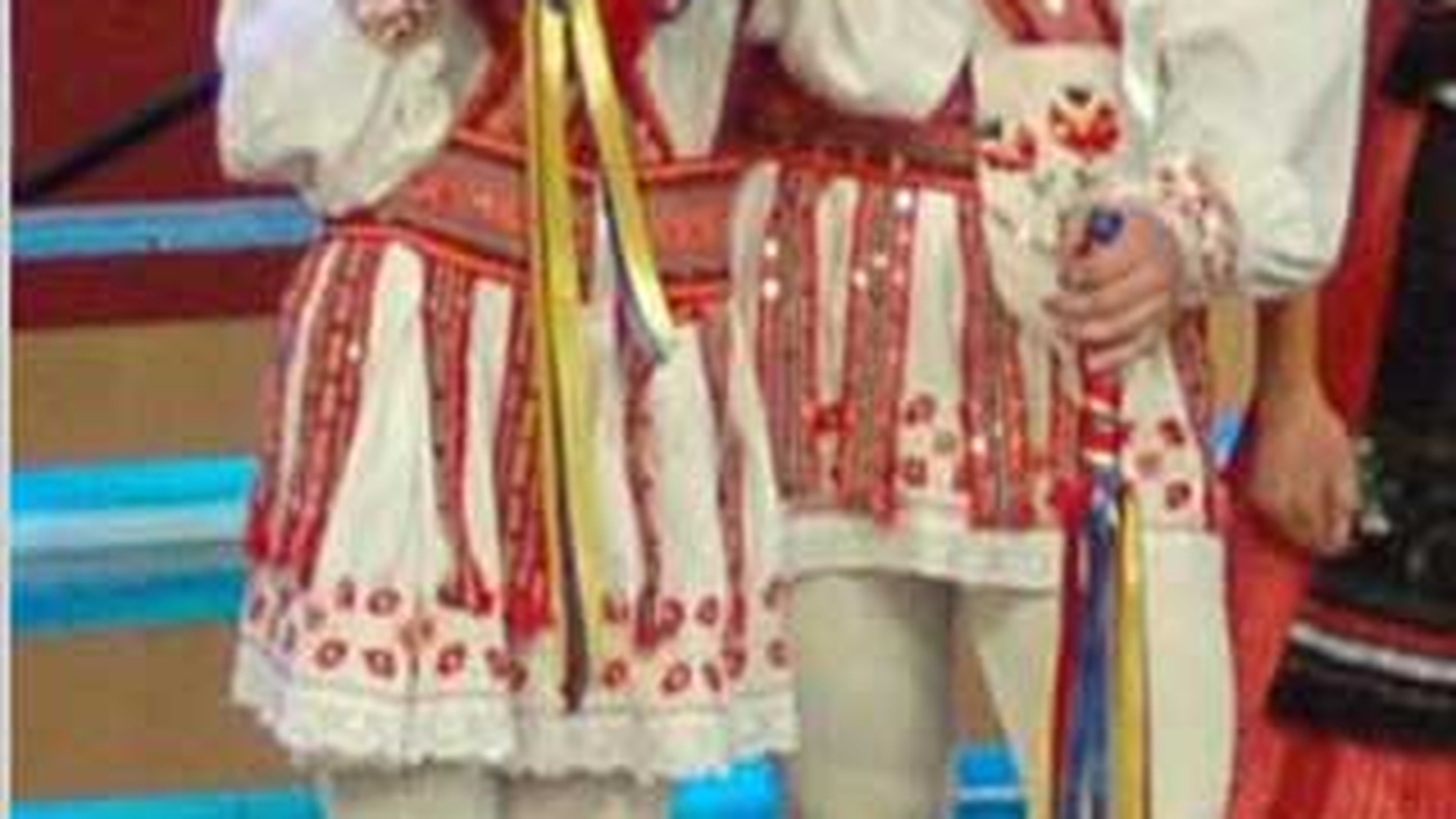 Andreea Balan, de la haine sexy, la tinute traditionale! "Va place cum imi sta imbracata in Calusar?"