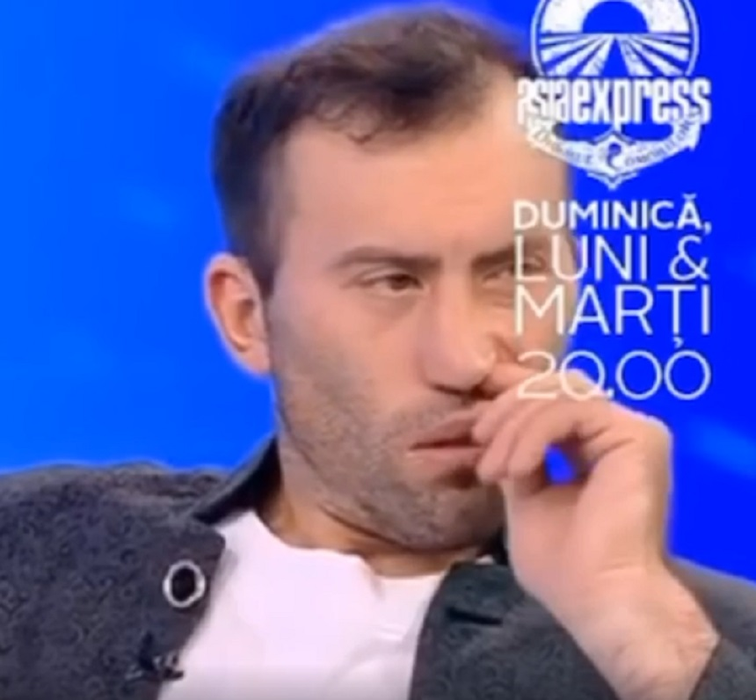 Uite pe cine face Acces Direct vedetă! Viorel, soțul Vulpiței se scobește în nas fără nicio jenă, la televizor