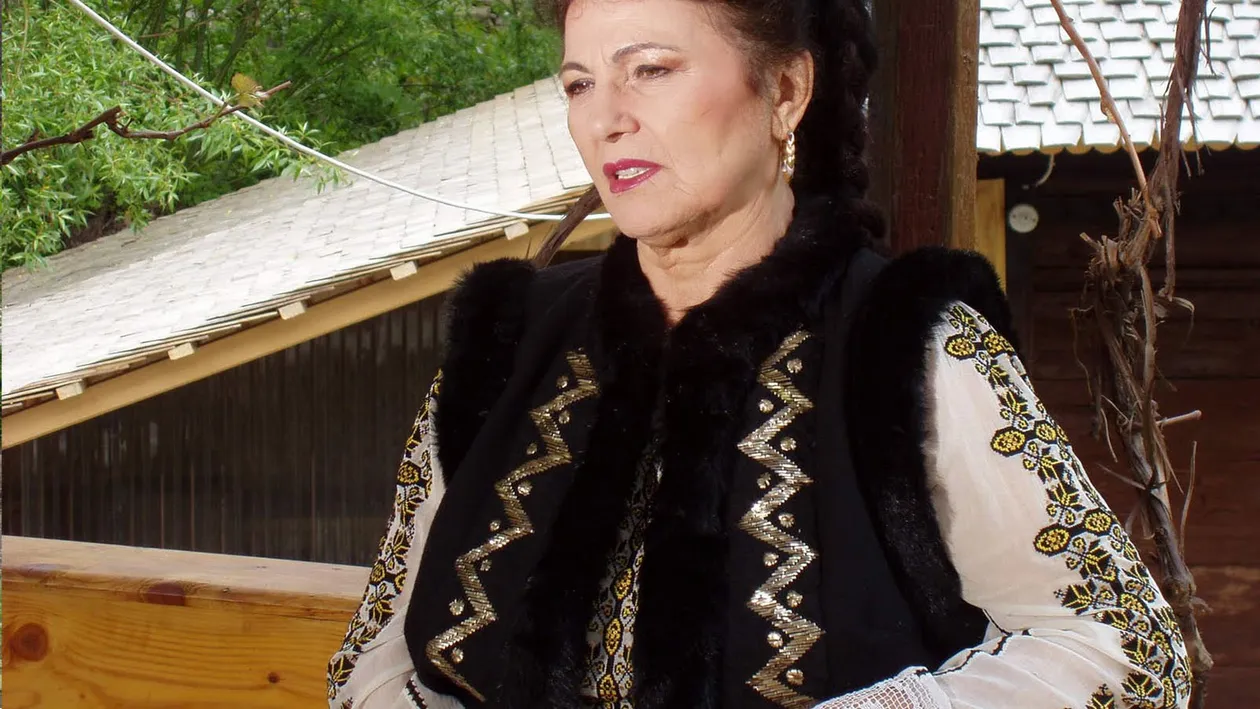 Poarta o avere pe ea de fiecare data cand se afiseaza in public! Vezi aici cat valoreaza costumele populare ale Irinei Loghin!