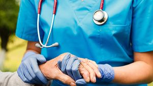 Ce salariu va avea o asistentă medicală în 2024, după măriri. Surpriză: medicii, mai puţini bani în plus decât infirmierii