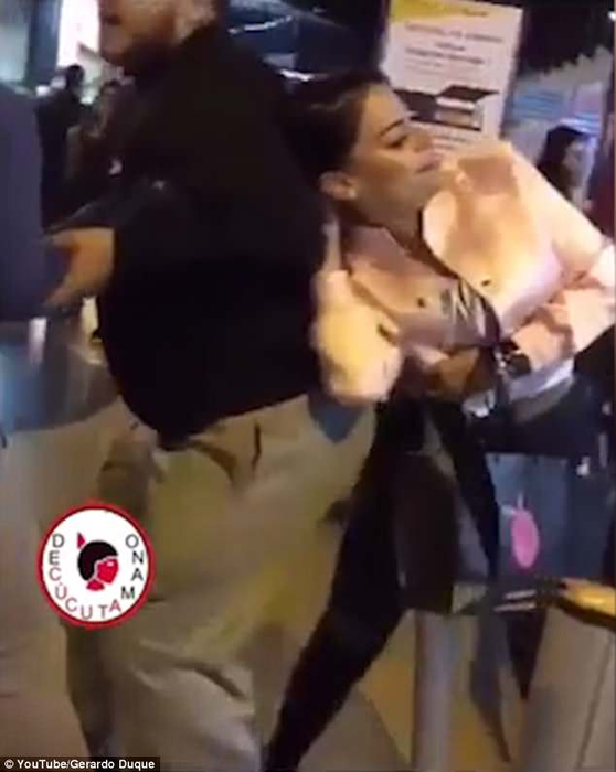 Imagini incredibile! O soție înșelată i-a smuls părul din cap amantei, chiar pe aeroport