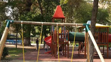 VIDEO O fetita de sase ani a ramas blocata intr-un leagan