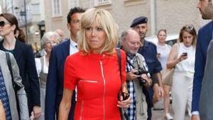 Imagini unice cu Brigitte Macron, surprinsă în costum de baie! Cum arată prima doamnă a Franței la 64 de ani