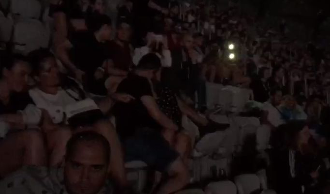 Iubire mare la Untold! Doi tineri și-au dat frâu liber pasiunii în timpul spectacolului