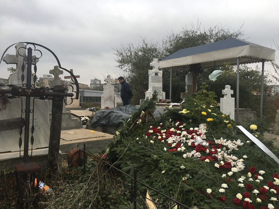 FOTO Hoţii au dat atacul în cimitirul Sineasca din Craiova. Au profanat un mormânt şi au furat bijuteriile unei răposate. Cu ce podoabe de aur fusese înmormântată femeia