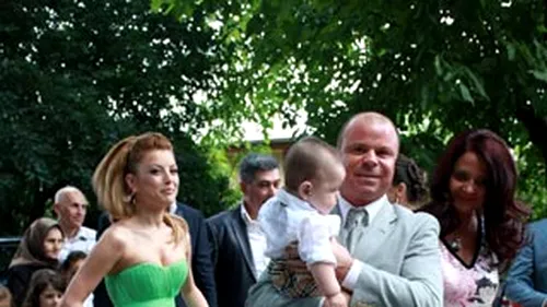 VIDEO Elena Gheorghe, zambitoare si emotionata la botezul baietelului ei! Vezi aici imagini de la slujba!