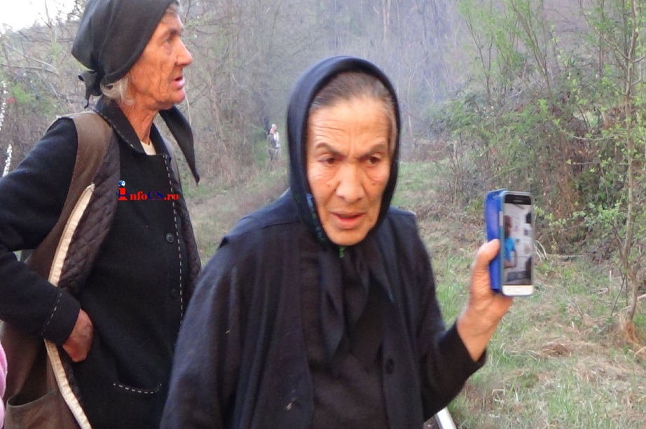Incendiu puternic la marginea Reșiței, 150 de case în pericol. Culmea, localnicii fac selfie-uri | VIDEO