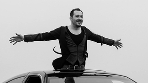 A fost tuns la chelie in urma unui pariu, dar i-a mai crescut parul. Uite cat de bine ii sta periuta lui Stefan Stan
