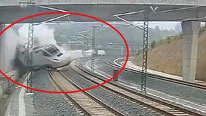 VIDEO Imagini greu de privit! Vezi momentul in care trenul din Spania a deraiat si s-a izbit violent de zid