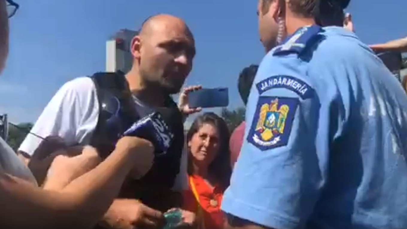 Scandal uriaș în Piața Victoriei! Protestatarul Dide a fost amendat! Ce le-a făcut jandarmilor VIDEO