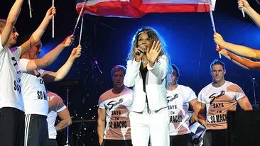 A luat-o razna de tot! O celebritate s-a dezbrăcat pe scenă, pentru a face un show de zile mari! Şi nu e Lady Gaga!