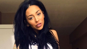 Ruby, incredibil de sexy în ultimul videoclip. Artista s-a dezbrăcat în spatele unui panou şi...
