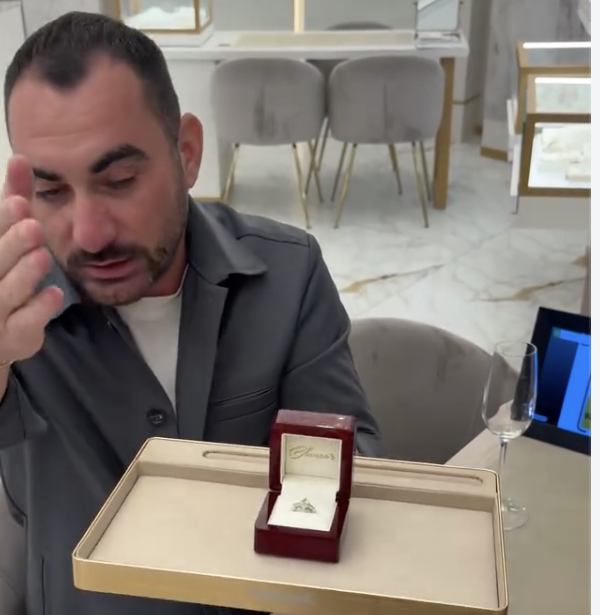 Cât costă inelul cu care Pescobar a cerut-o în căsătorie pe iubita lui. A plătit cu bani cash!