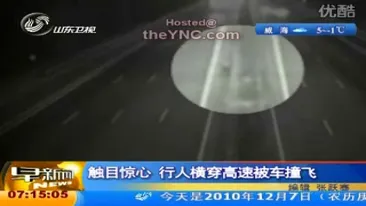 VIDEO SOCANT! Doua masini trec peste un chinez care incerca sa traverseze strada