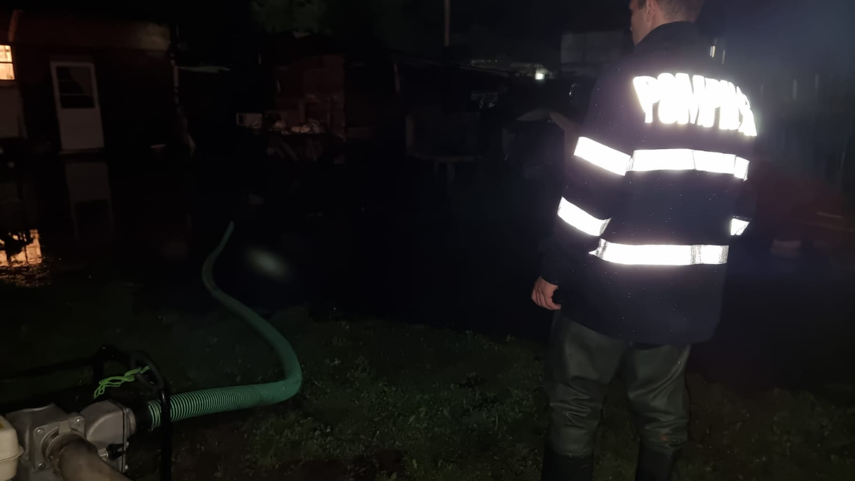 Noapte albă în Dâmbovița. Furtuna a făcut ravagii. Mașini blocate în apă, copaci și stâlpi puși la pământ, inundații în goapodării