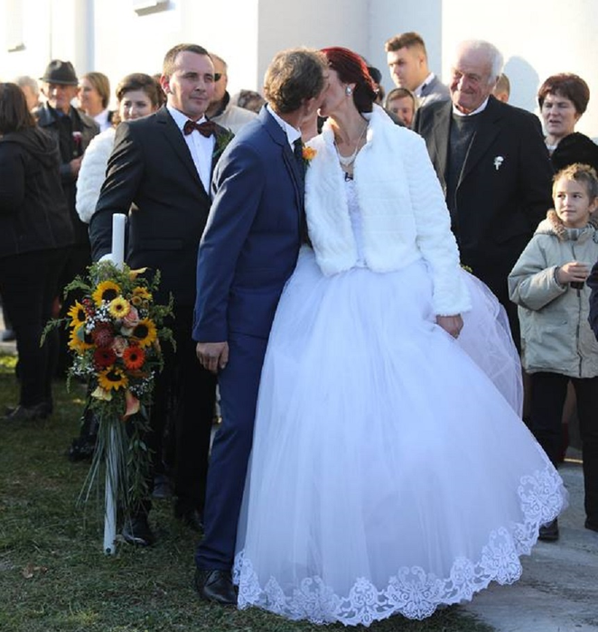 Marcela şi Marin Cazan, fost concurent de la "Gospodar fără pereche", sărut pasional după cununia religioasă
