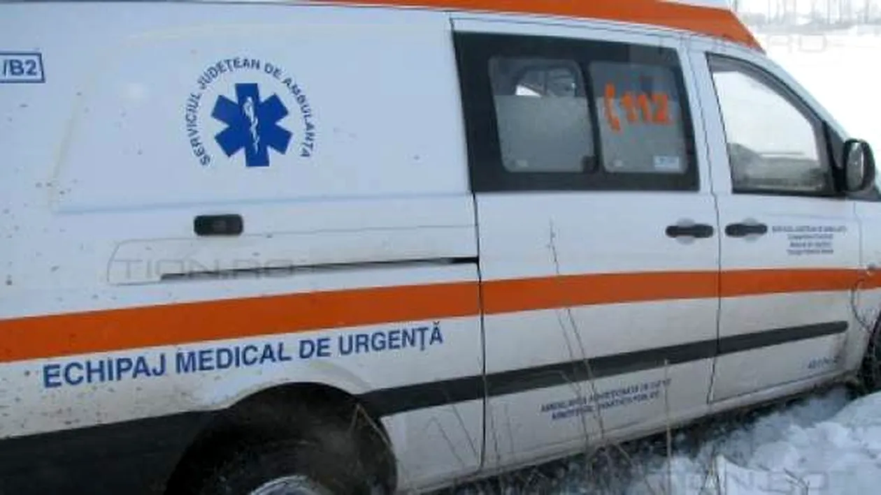 Un bărbat din Arad a ajuns la spital după ce a fost lovit de o ambulanţă! Victima a traversat neregulamentar strada