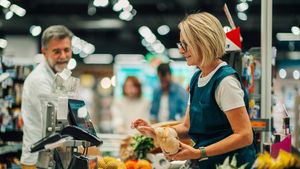 O angajată a fost concediată după 30 de ani pentru 15 lei. Cazul a ajuns în instanță, în Italia