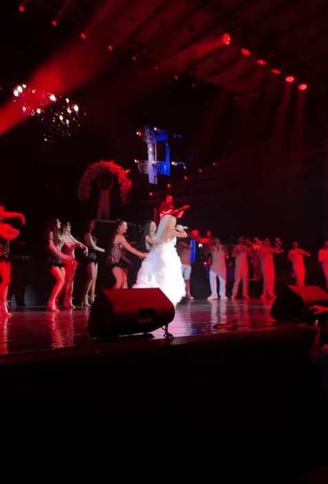 Andreea Bălan s-a „căsătorit” cu Victor Cornea în fața publicului! Artista le-a făcut fanilor săi o surpriză de proporții, în timpul concertului