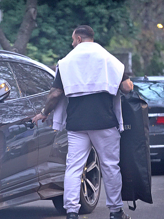 Alex Bodi se pregătește să intre în mașină (SURSA FOTO: CANCAN.RO)