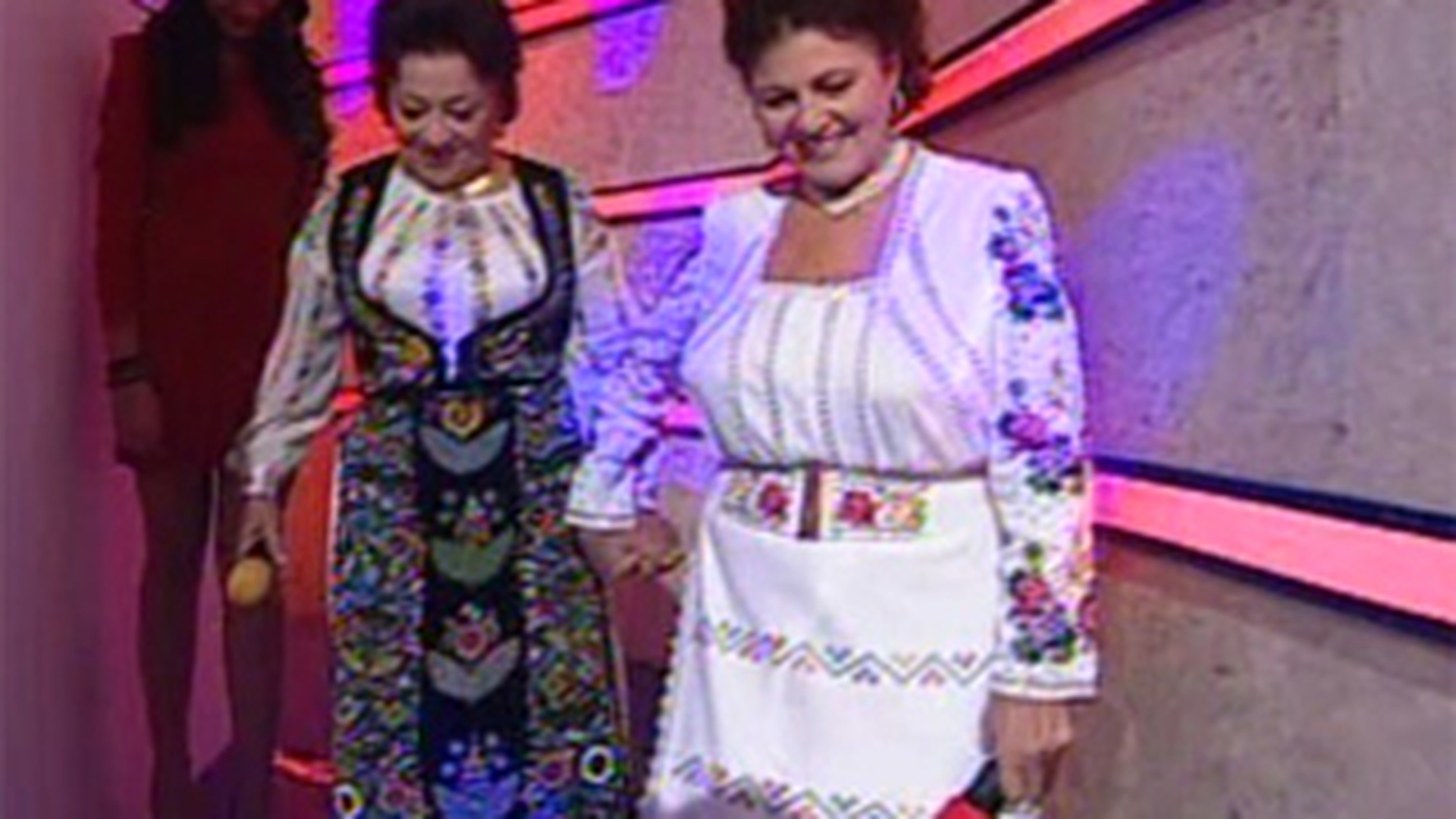 VIDEO Irina Loghin, surprinsa de un fan "carmolizat": "Intr-o seara m-a asteptat unul beat manga cu o curca in brate"
