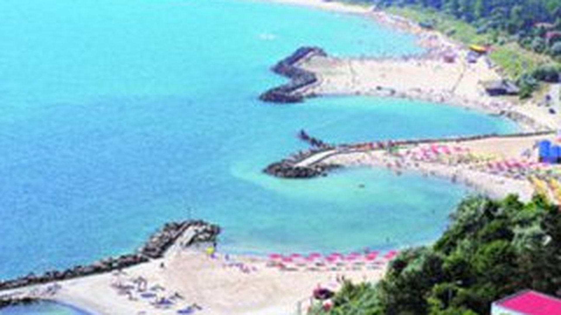 Doi romani au fost raniti in urma unui atentat cu bomba pe o plaja din Antalya