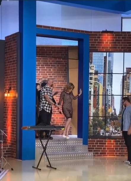 Loredana Groza, cu zonele intime la vedere în direct la Pro TV, în emisiunea lui Cătălin Măruță