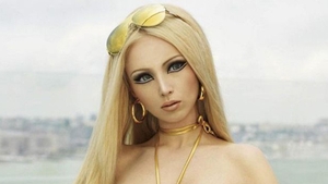 VIDEO IREAL! Femeia Barbie, mai HORROR ca niciodată! Are barbă şi trupul acoperit de gândaci