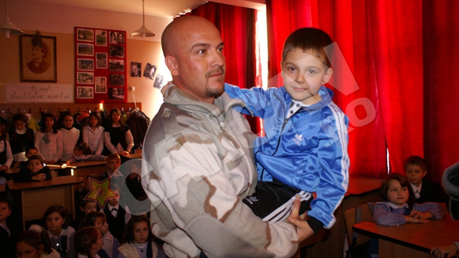Cu adevarat emotionant! Vezi cum si-a intampinat un pusti din Targu-Jiu tatal, la revenirea din Afganistan!