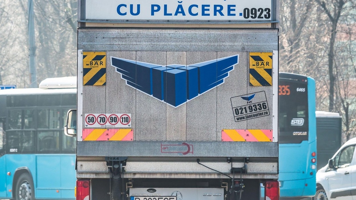 Cât costă dacă vrei să trimiţi un colet cu Fan Courier? Câţi bani dai, dacă foloseşti Urgent Cargus